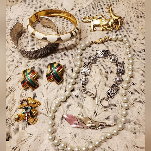 8 pc lot Vintage 90s Gold Premiere Collection Jewelry Brooch Pearl Bracelet y2k - Picture 3 of 11